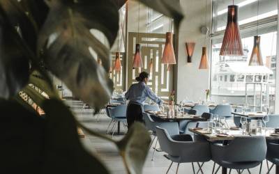 Salle de restaurant pleine en soirée