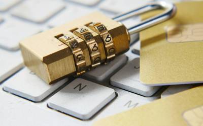 Certificat SSL : cadenas doré posé sur un clavier d