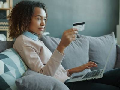 Sécurité WooCommerce : cliente réglant un achat en ligne avec sa carte bancaire