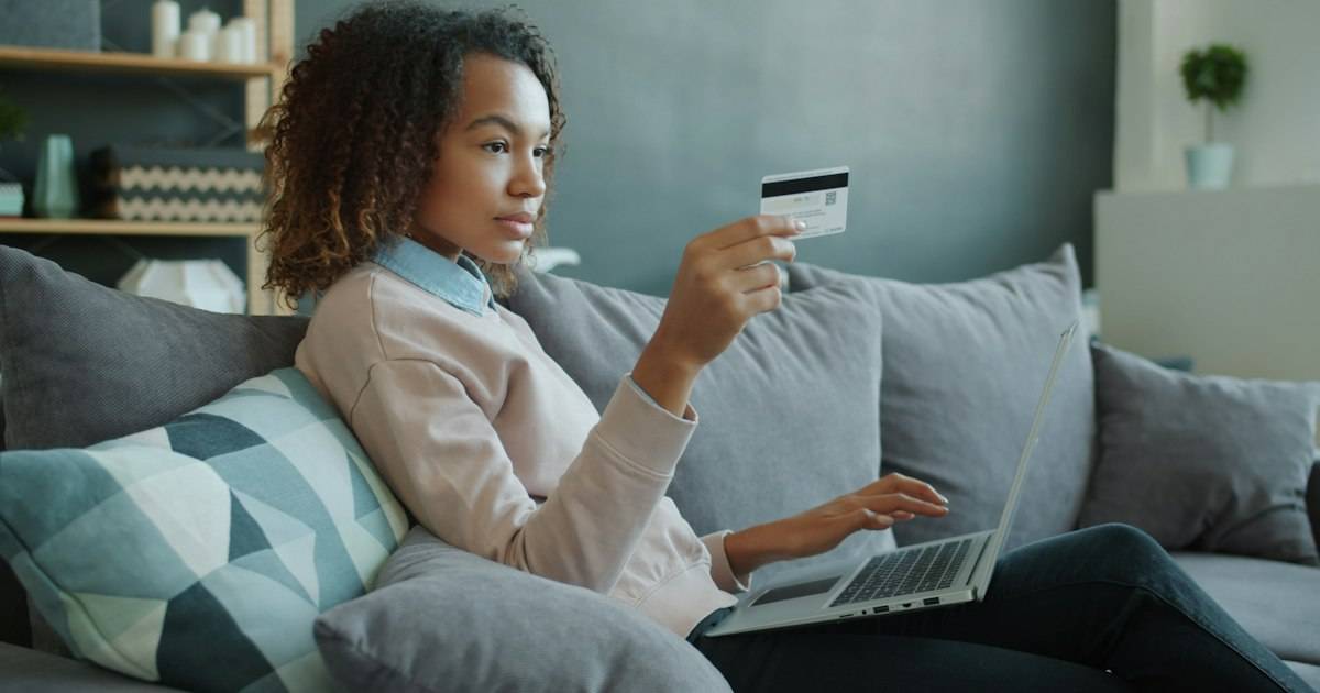 Sécurité WooCommerce : cliente réglant un achat en ligne avec sa carte bancaire