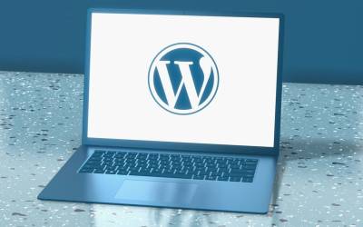 Comment utiliser WordPress : ordinateur portable affichant le logo WordPress