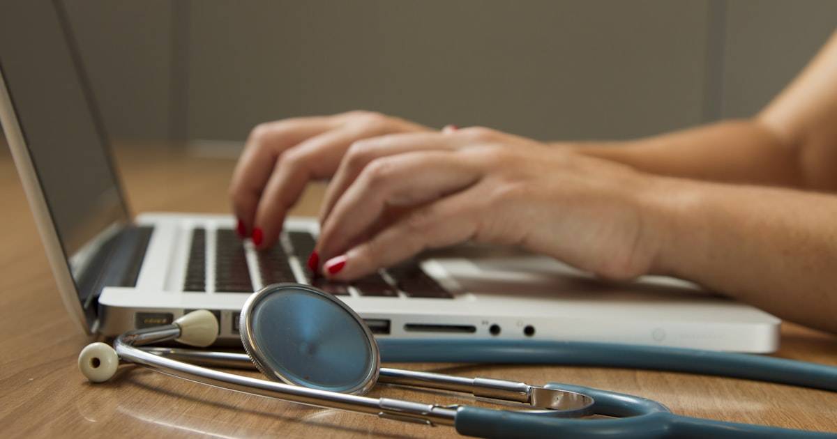 Site internet de médecin : un professionnel de santé devant son ordinateur