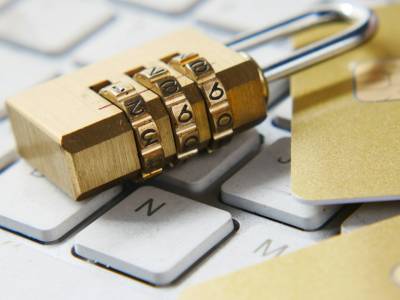 Certificat SSL : cadenas doré posé sur un clavier d