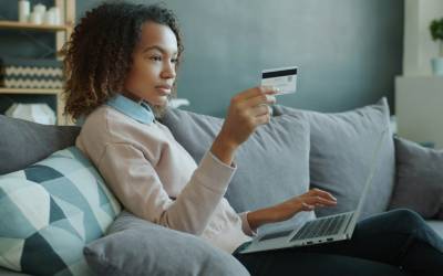 Sécurité WooCommerce : cliente réglant un achat en ligne avec sa carte bancaire