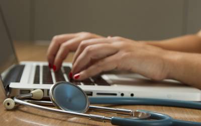 Site internet de médecin : un professionnel de santé devant son ordinateur